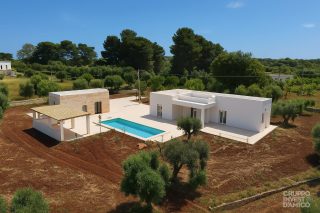 Vendita Villa e Casolare in Pietra con Piscina – Contrada Traghetta, Ostuni (Brindisi)